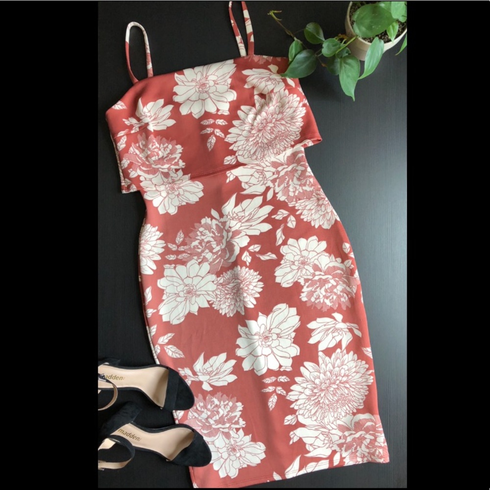 ⚡️Only 1 left!! Floral Midi Dress! - Picture 1 of 6